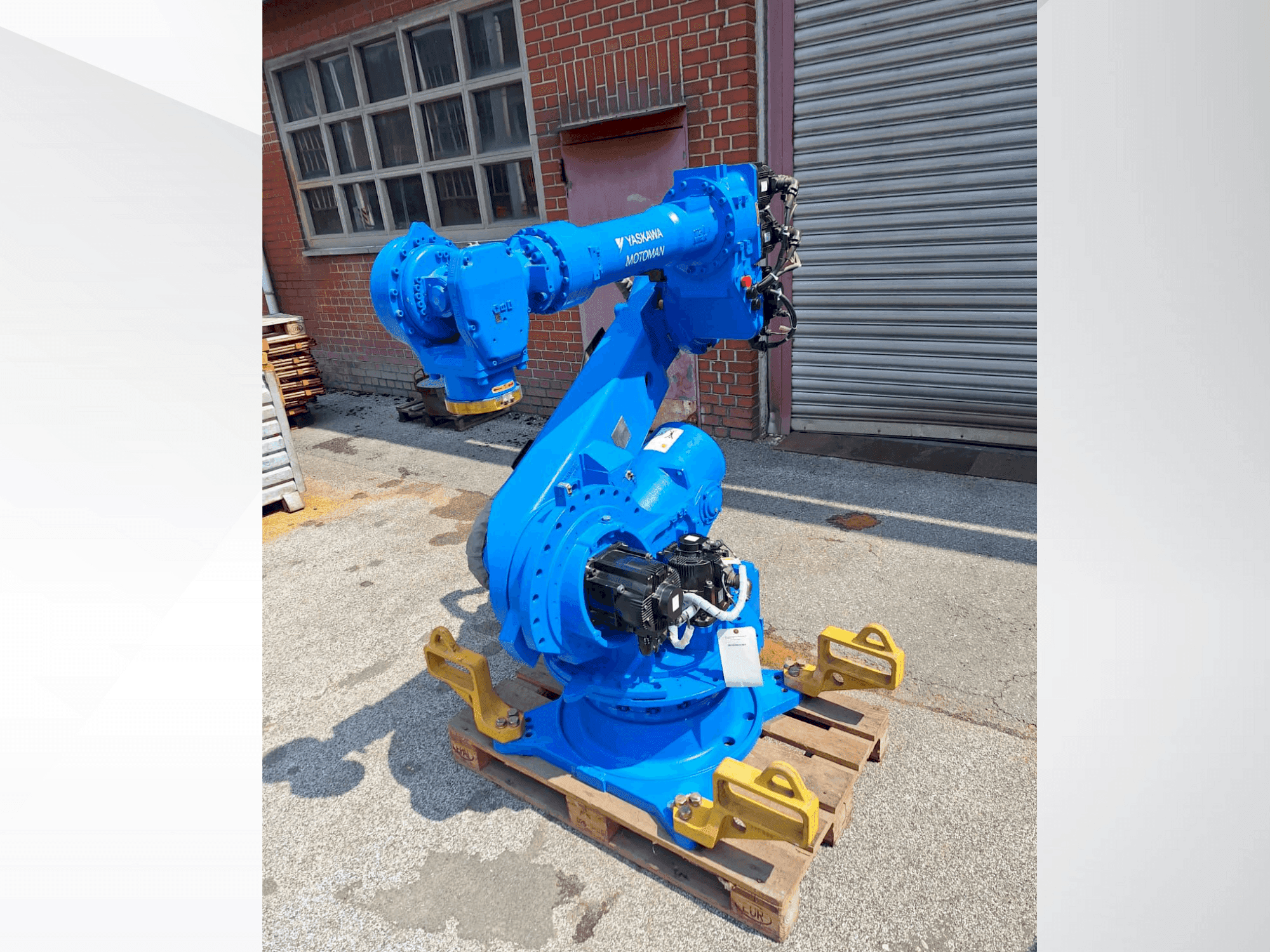 A Yaskawa Motoman ES165D  gép elölnézete