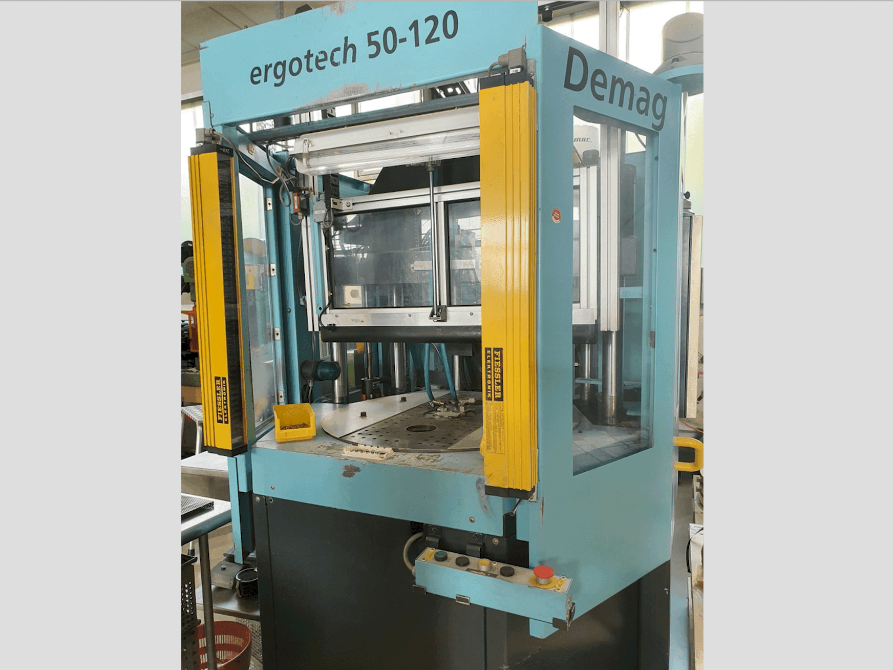 A DEMAG Ergotech 50-120  gép elölnézete