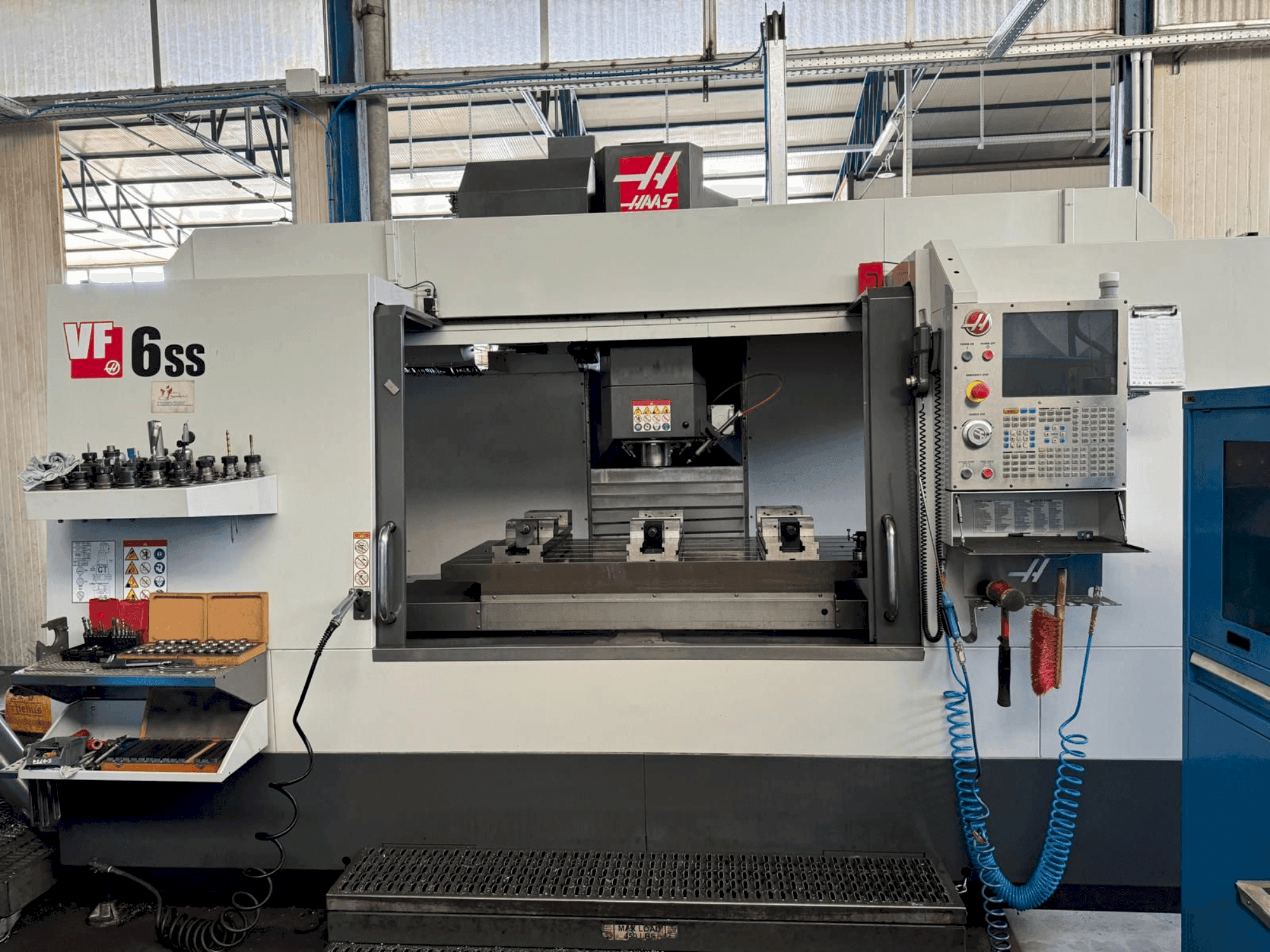 A HAAS VF-6SS  gép elölnézete