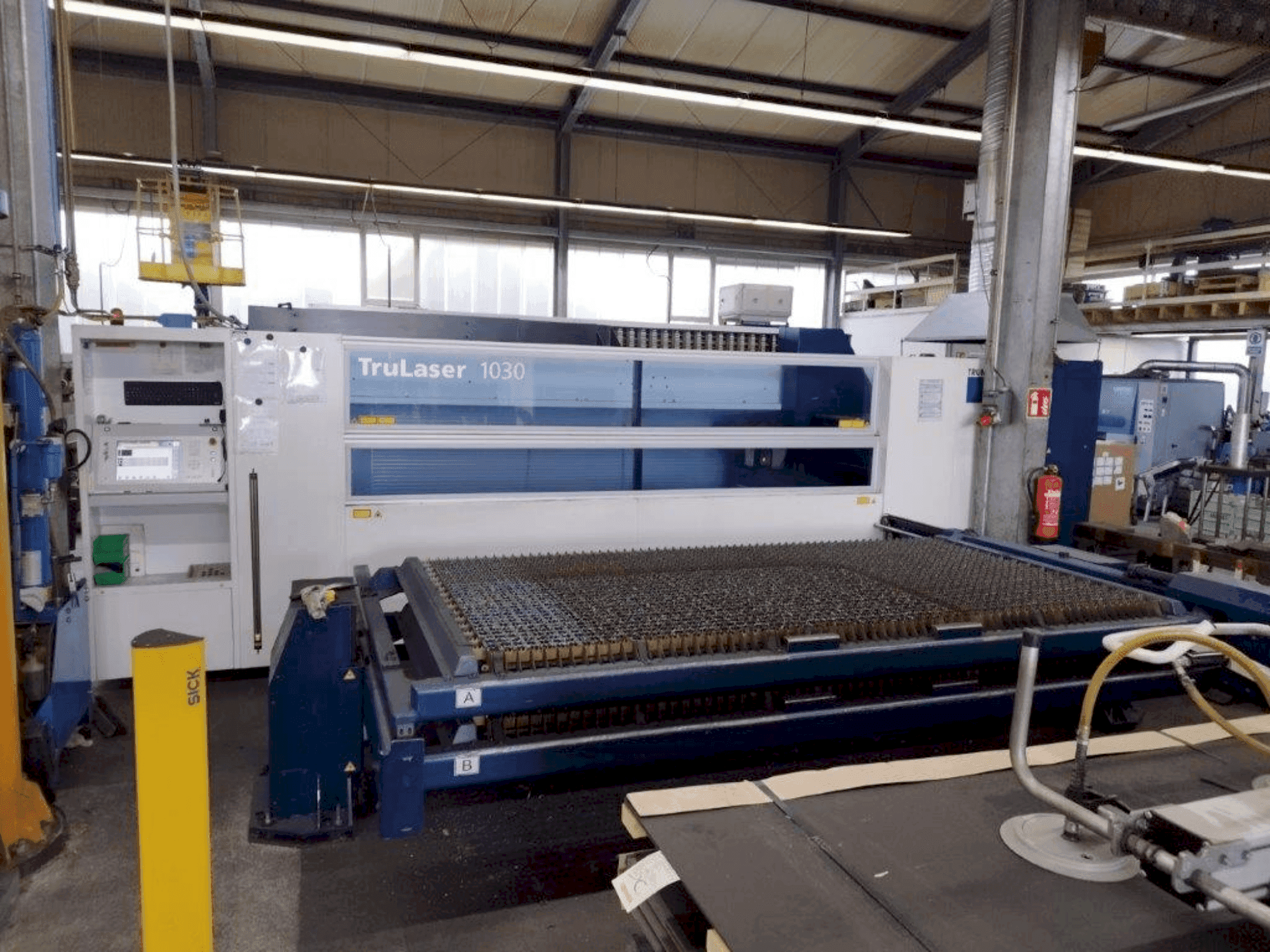 A TRUMPF TruLaser 1030  gép elölnézete