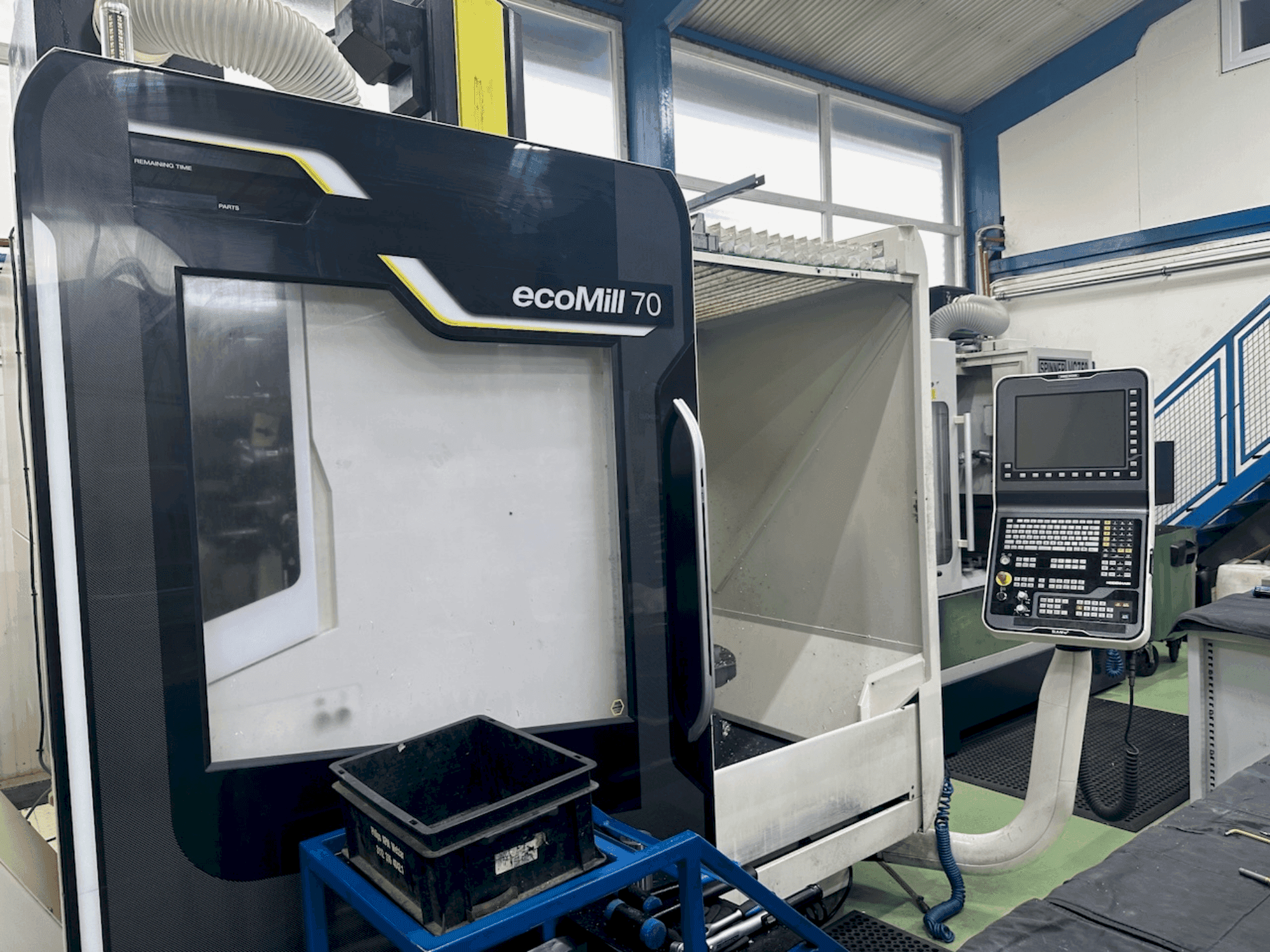 A DMG MORI ecoMill 70  gép elölnézete