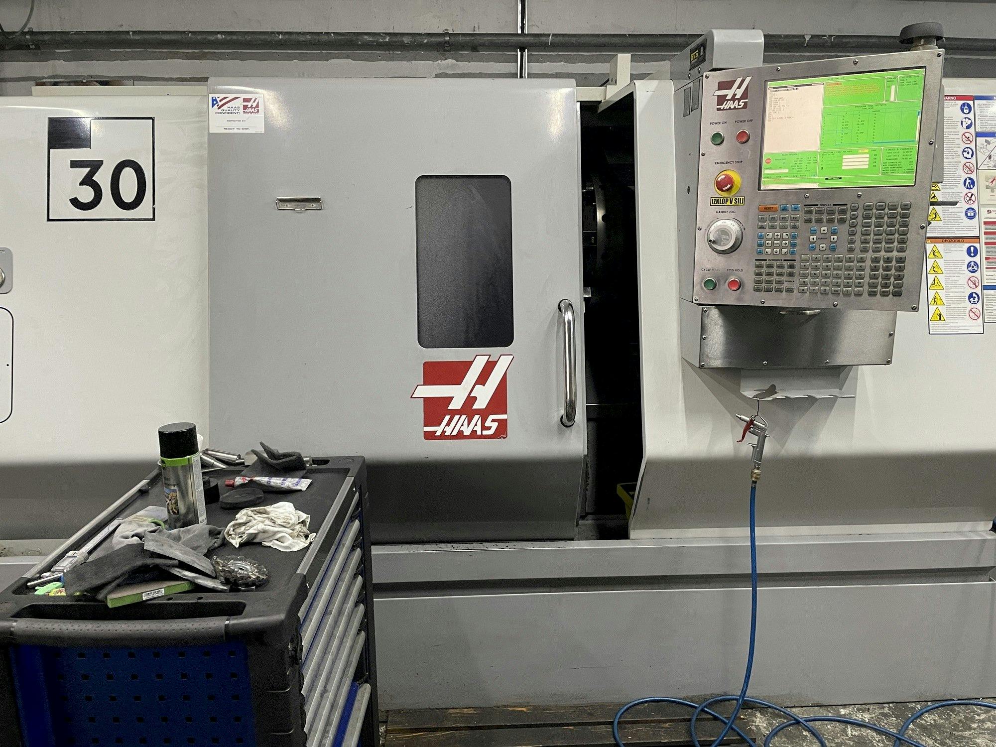 A HAAS SL-30  gép elölnézete