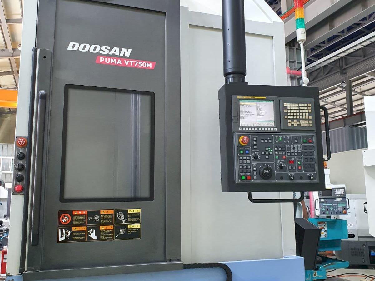 A Doosan Puma VT750M  gép elölnézete