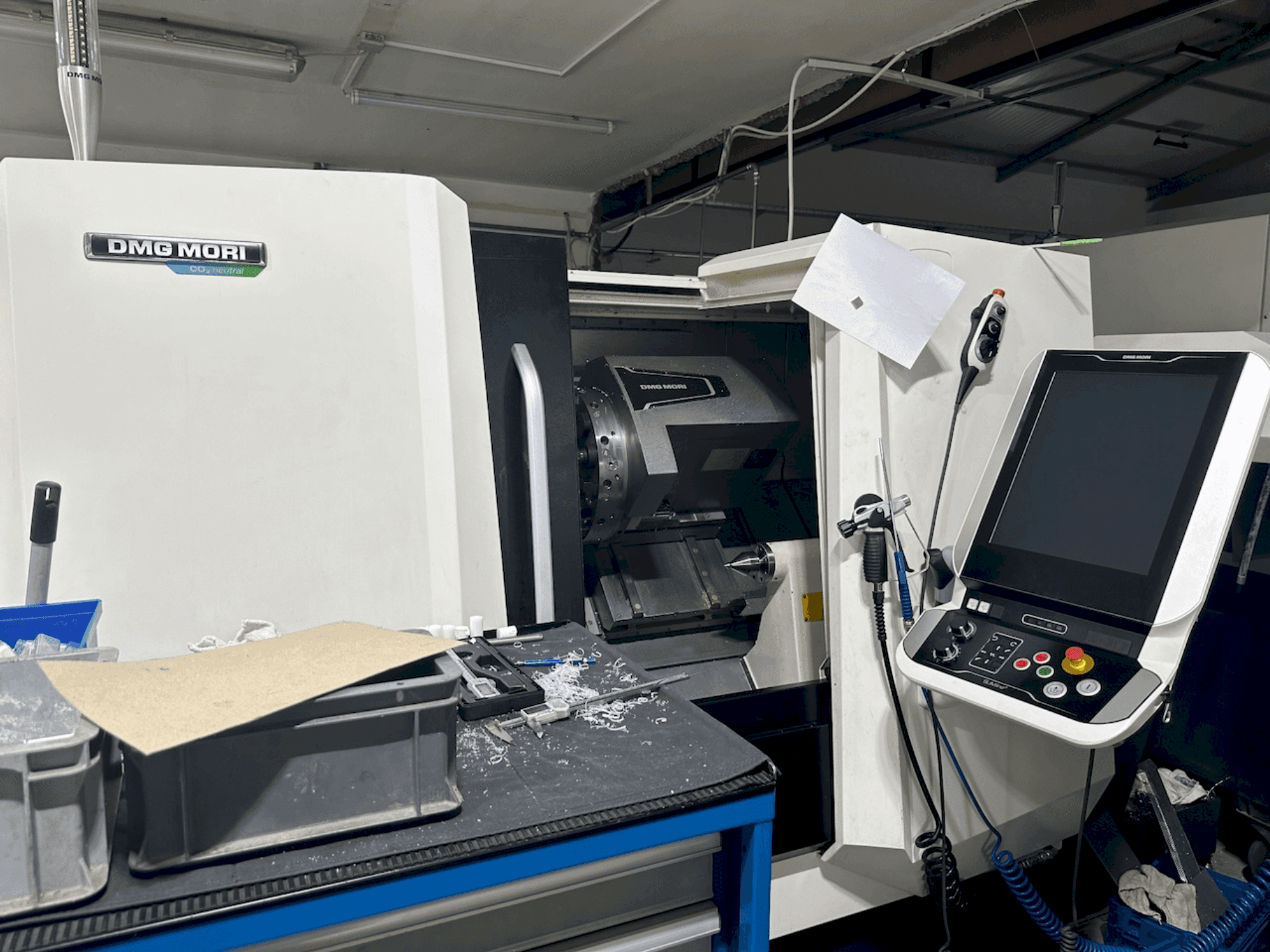 A DMG MORI CLX 350 V4  gép elölnézete