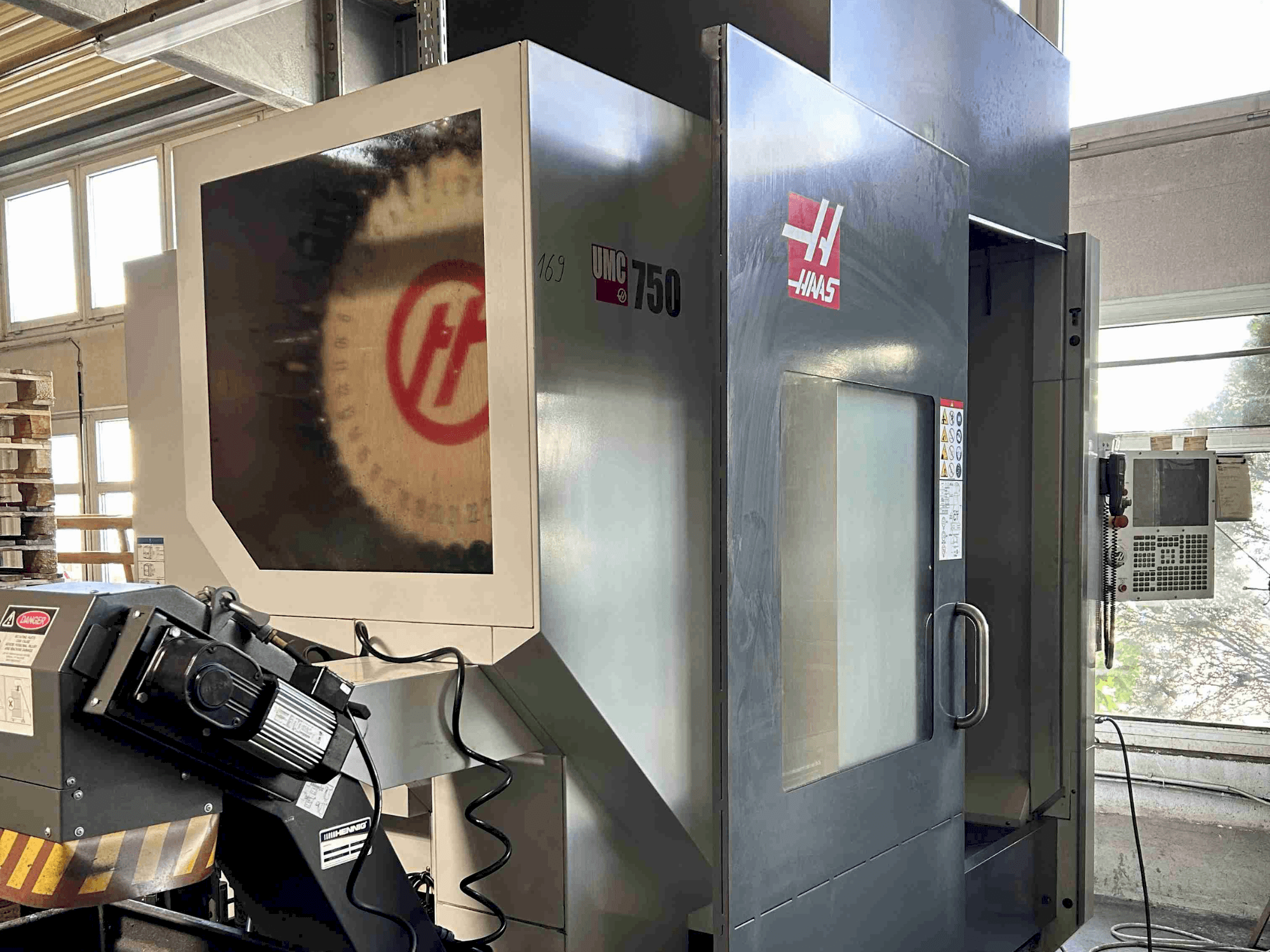 A HAAS UMC-750  gép elölnézete