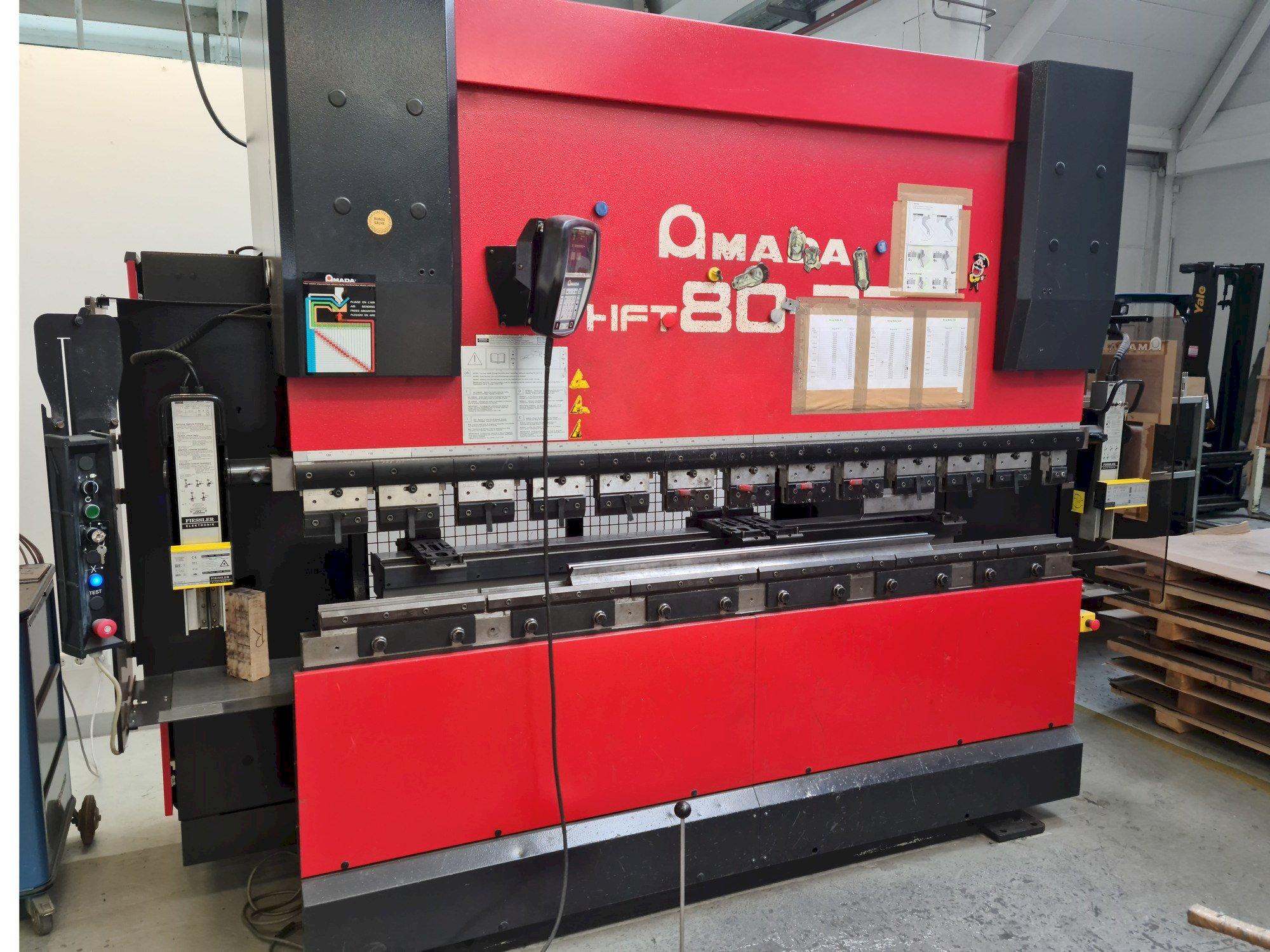 A AMADA HFT 80-25  gép elölnézete