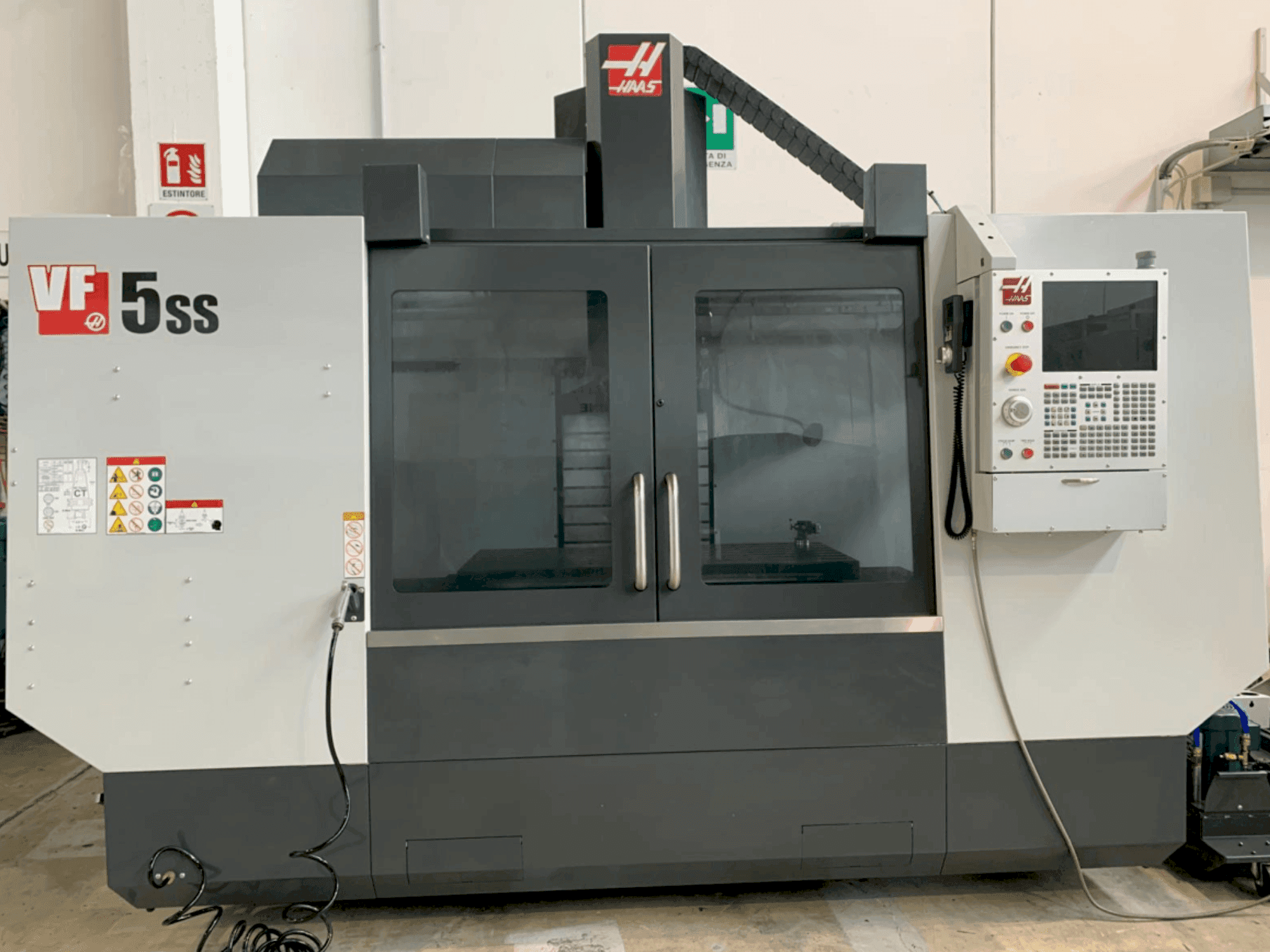 A HAAS VF5SS  gép elölnézete