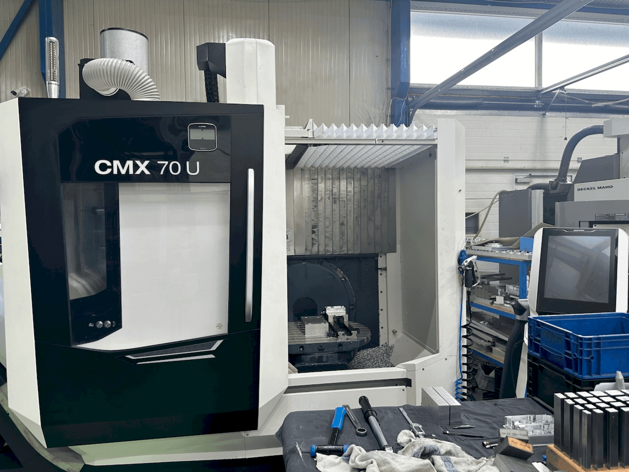 A DMG MORI CMX 70 U  gép elölnézete