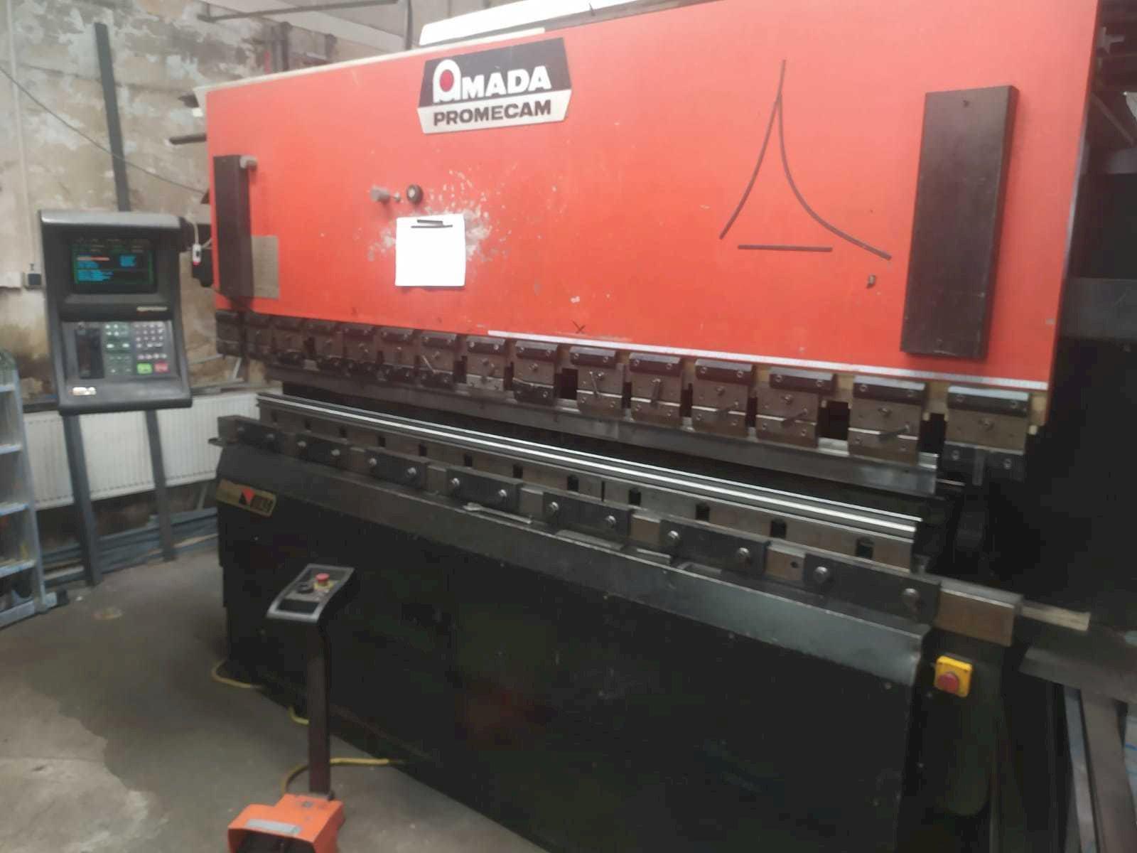 A AMADA APX 100 30  gép elölnézete