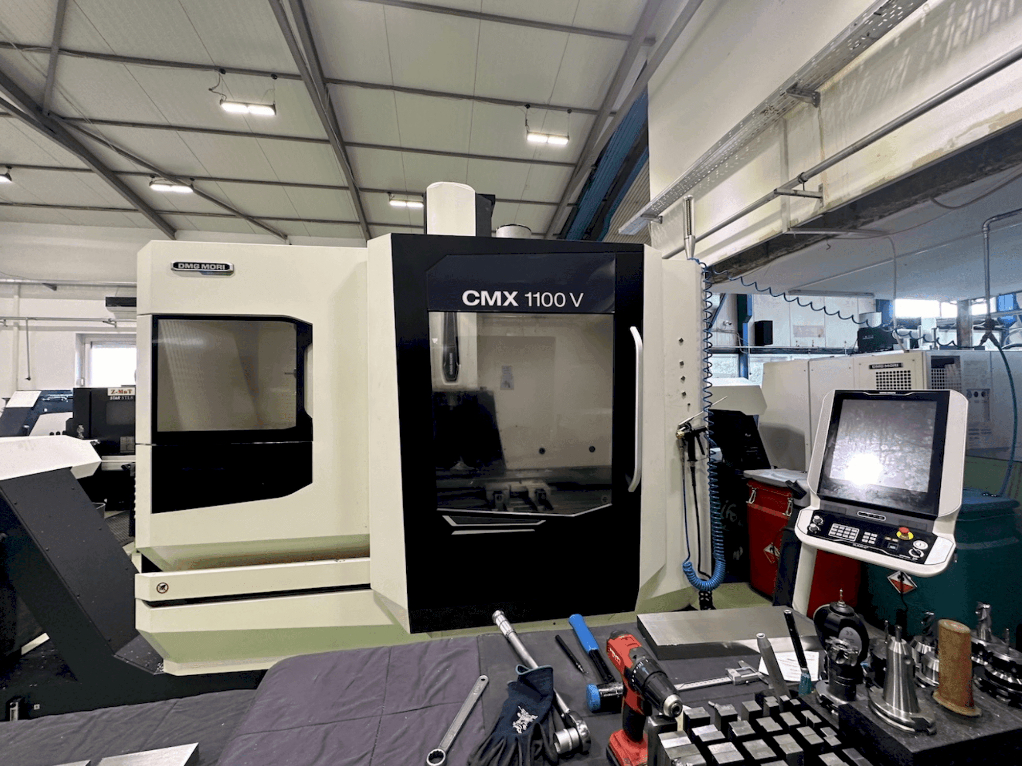 A DMG MORI CMX 1100 V  gép elölnézete