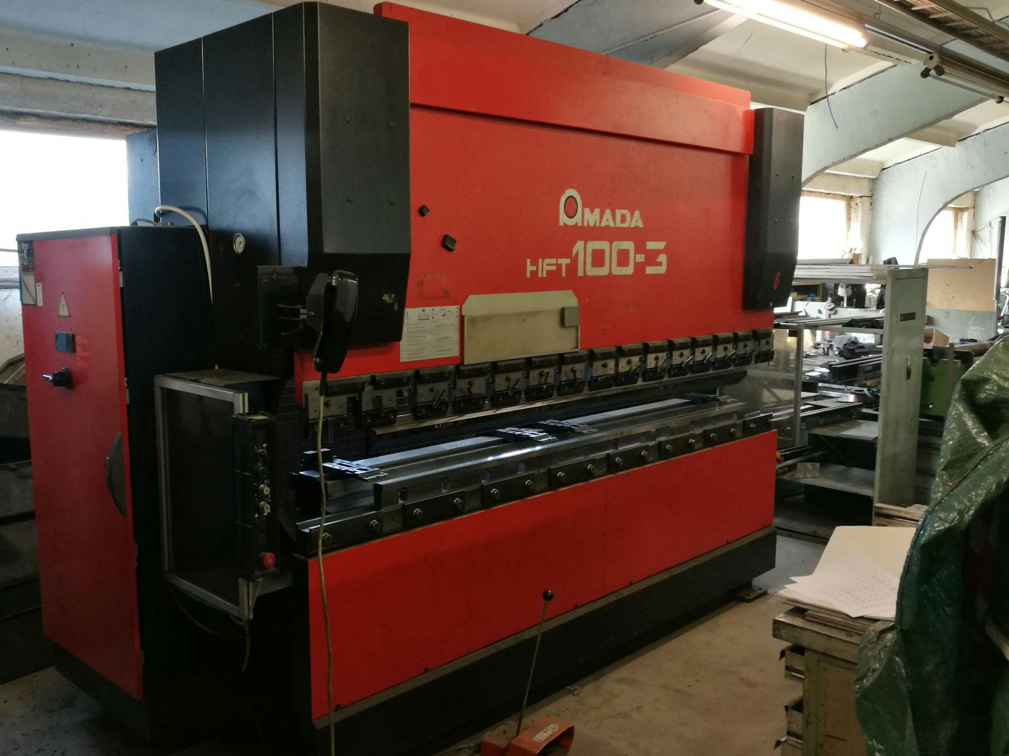 A AMADA HFT 100-3  gép bal oldali nézete