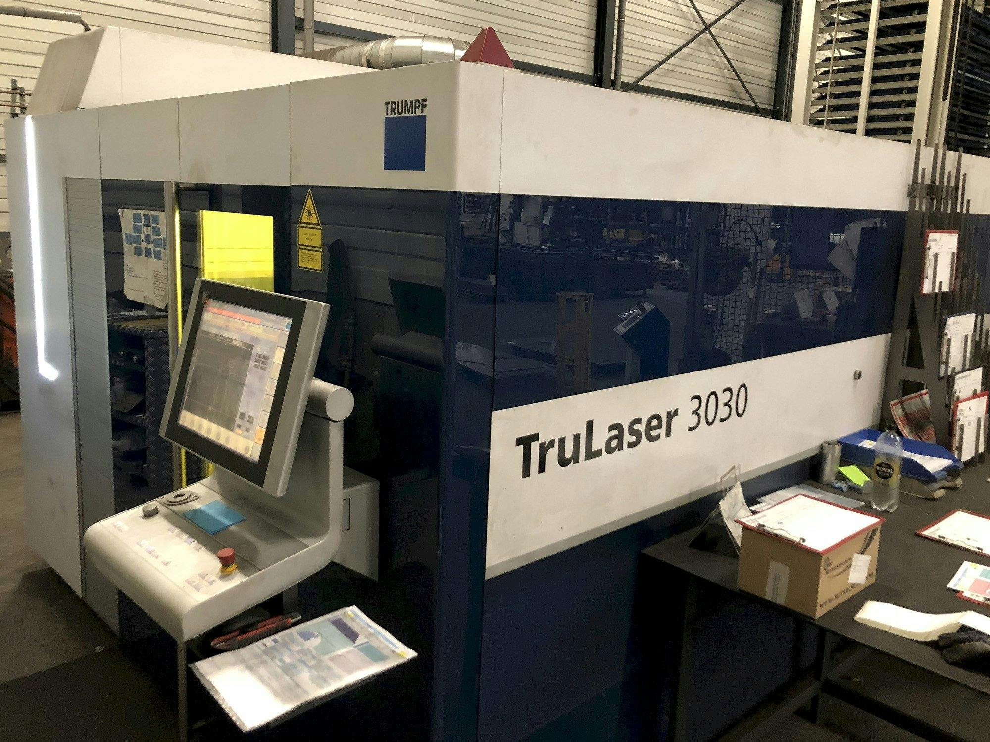 A Trumpf TruLaser 3030 fiber  gép elölnézete