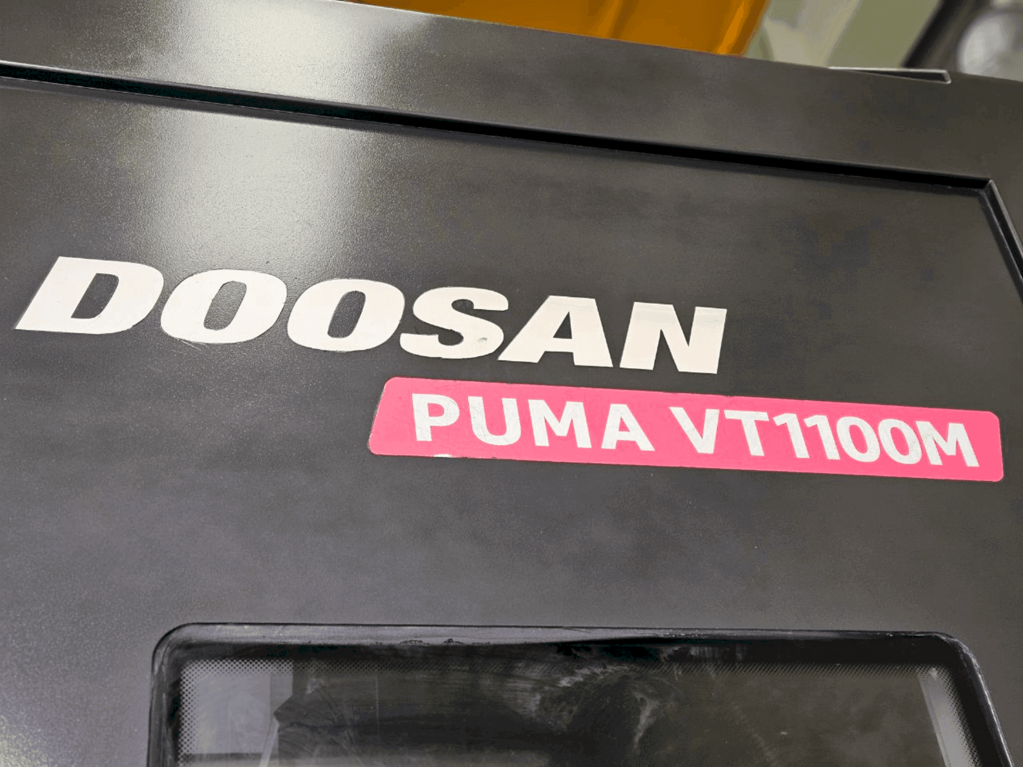 A DOOSAN VT1100M  gép elölnézete