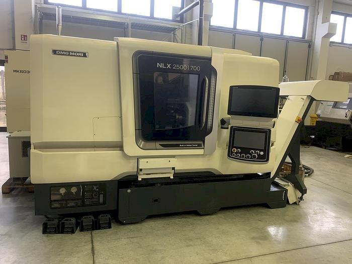 A DMG MORI NLX 2500SY  gép elölnézete