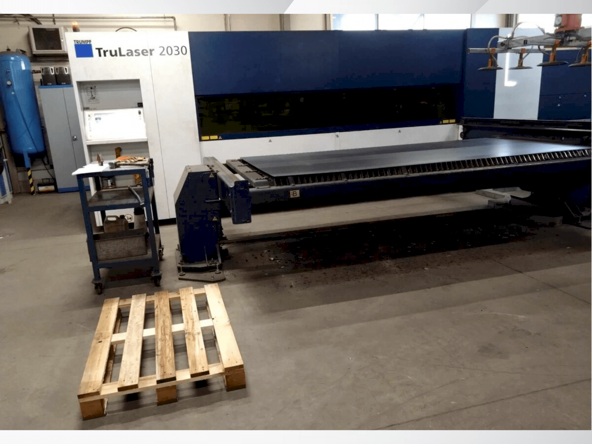 A TRUMPF TruLaser 2030 Fiber  gép elölnézete