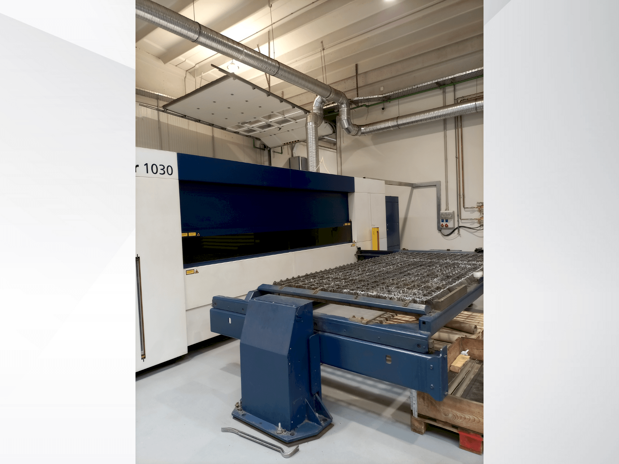 A TRUMPF TruLaser 1030  gép elölnézete