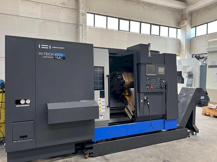 A HWACHEON HI-ECO 450A YMC  gép elölnézete