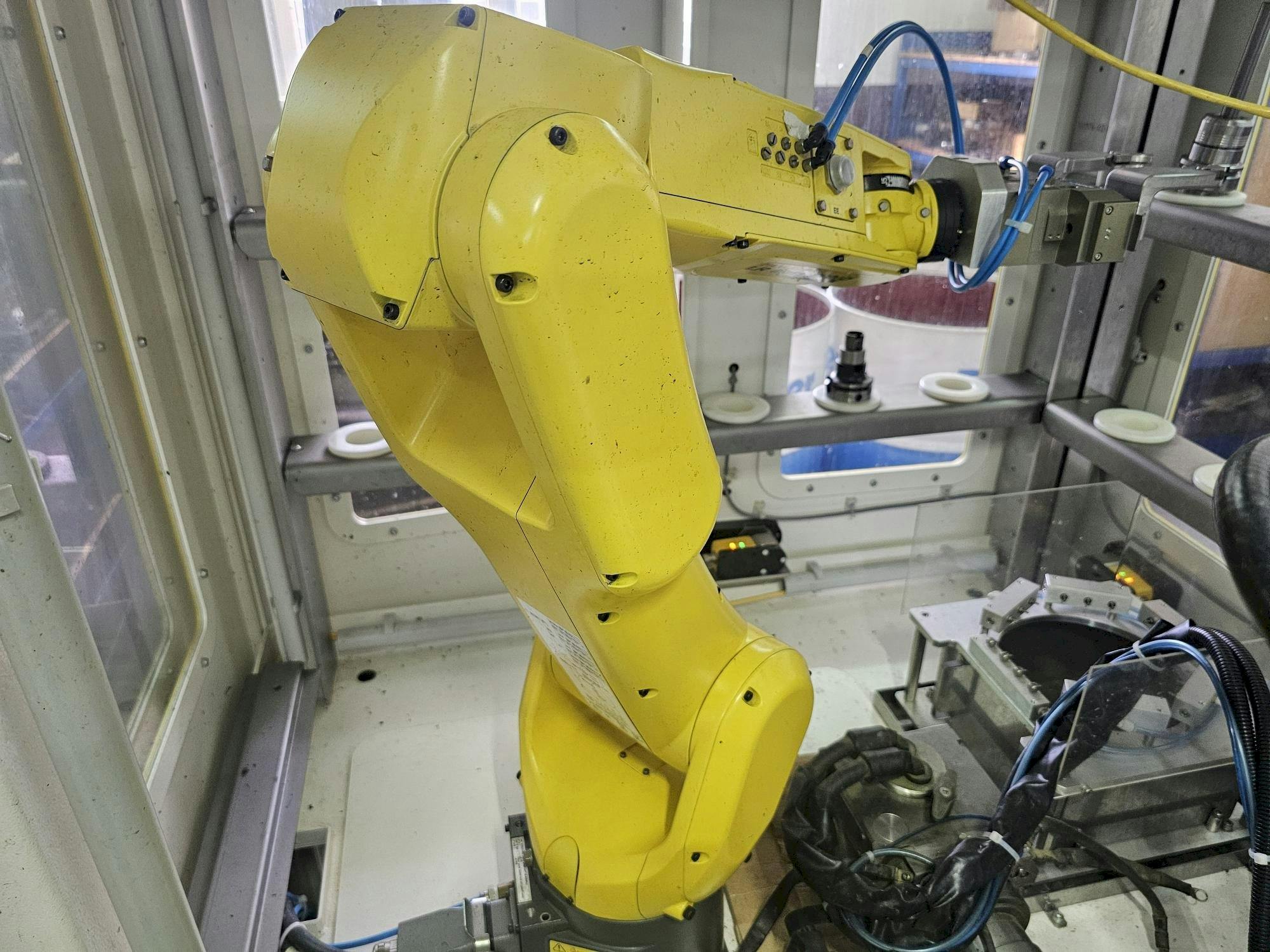 A FANUC LR Mate 200 id 7L  gép elölnézete