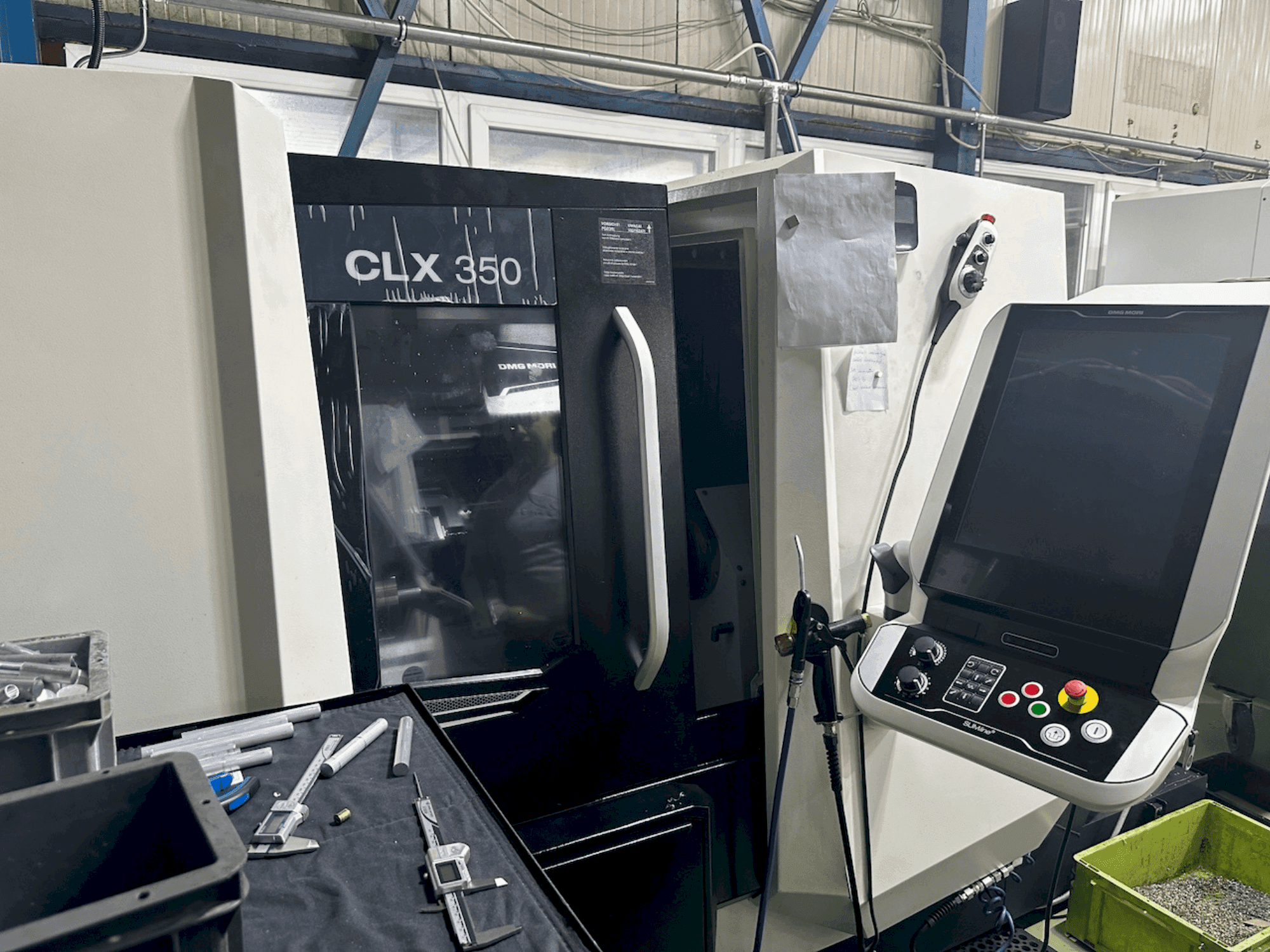 A DMG MORI CLX 350 V6  gép elölnézete