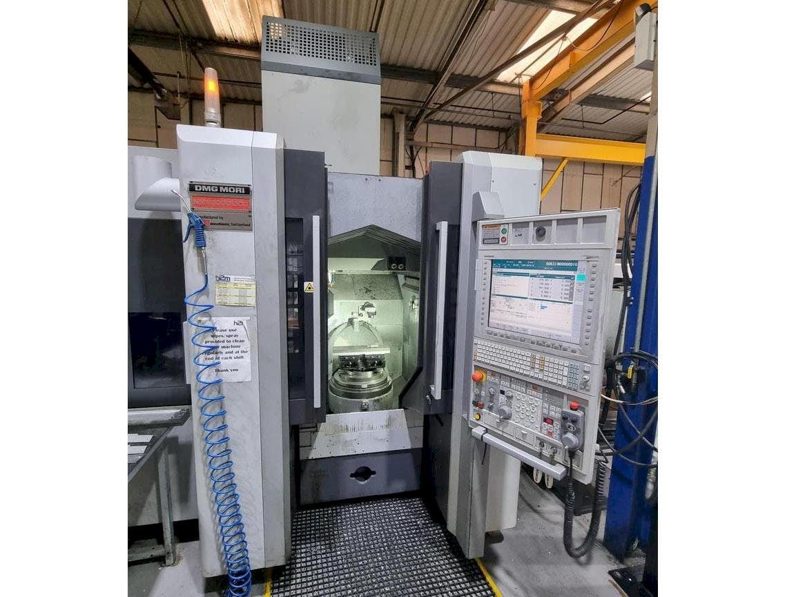 A DMG MORI NMV3000 DCG  gép elölnézete