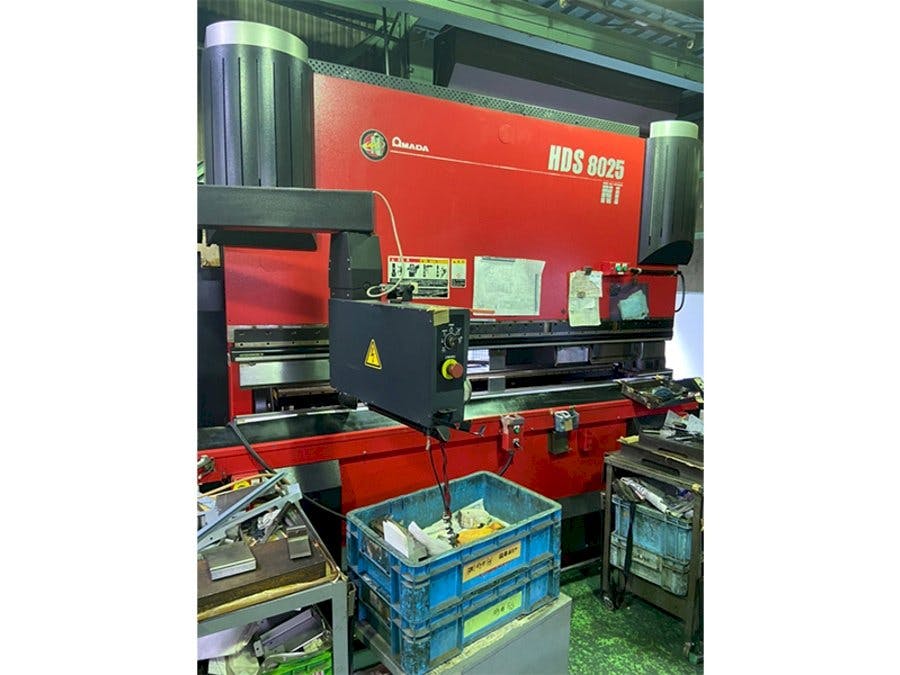 A AMADA HDS 8025 NT  gép oldalnézete