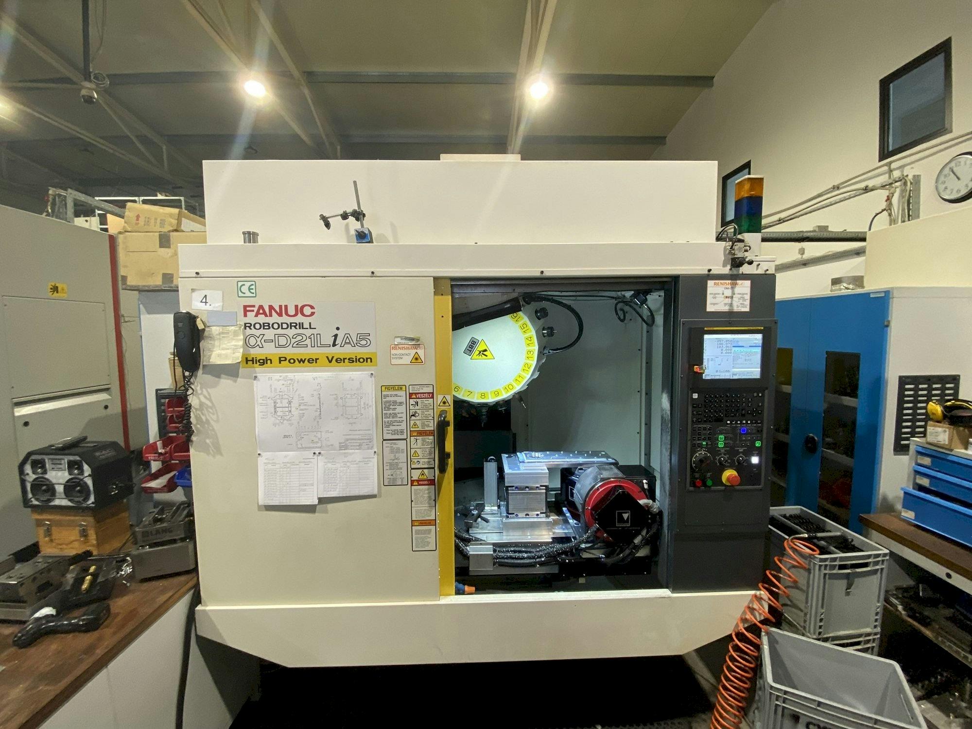 A FANUC Robodrill Alpha D21LiB5  gép elölnézete