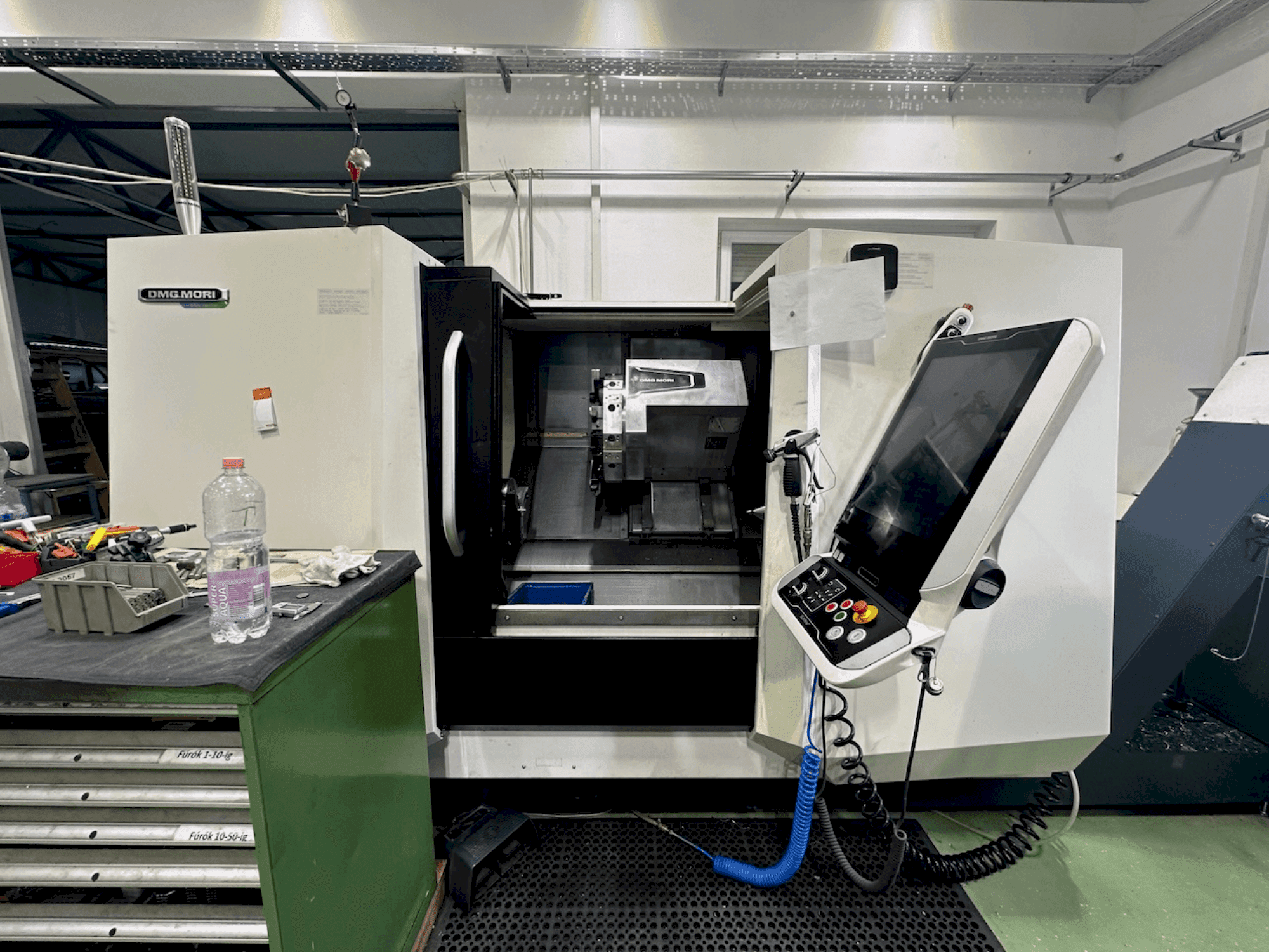 A DMG MORI CLX 450 V4  gép elölnézete