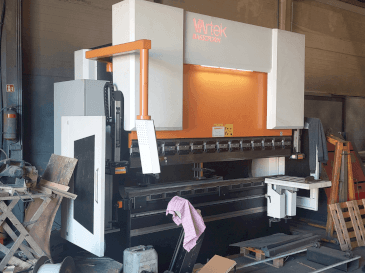 A VARTEK BasicForm 2600 / 135 CNC  gép elölnézete