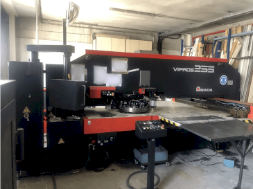 A AMADA Vipros 255  gép elölnézete