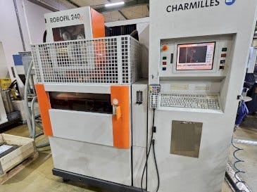 A CHARMILLES ROBOFIL 240 CC  gép elölnézete