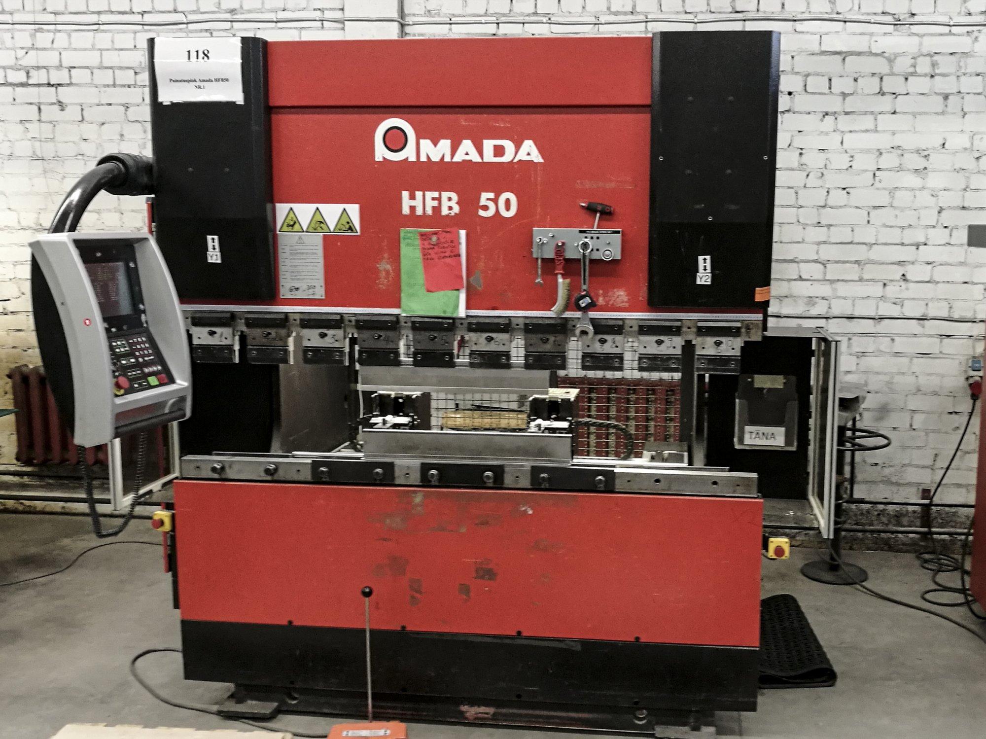 A AMADA HFB 50  gép elölnézete