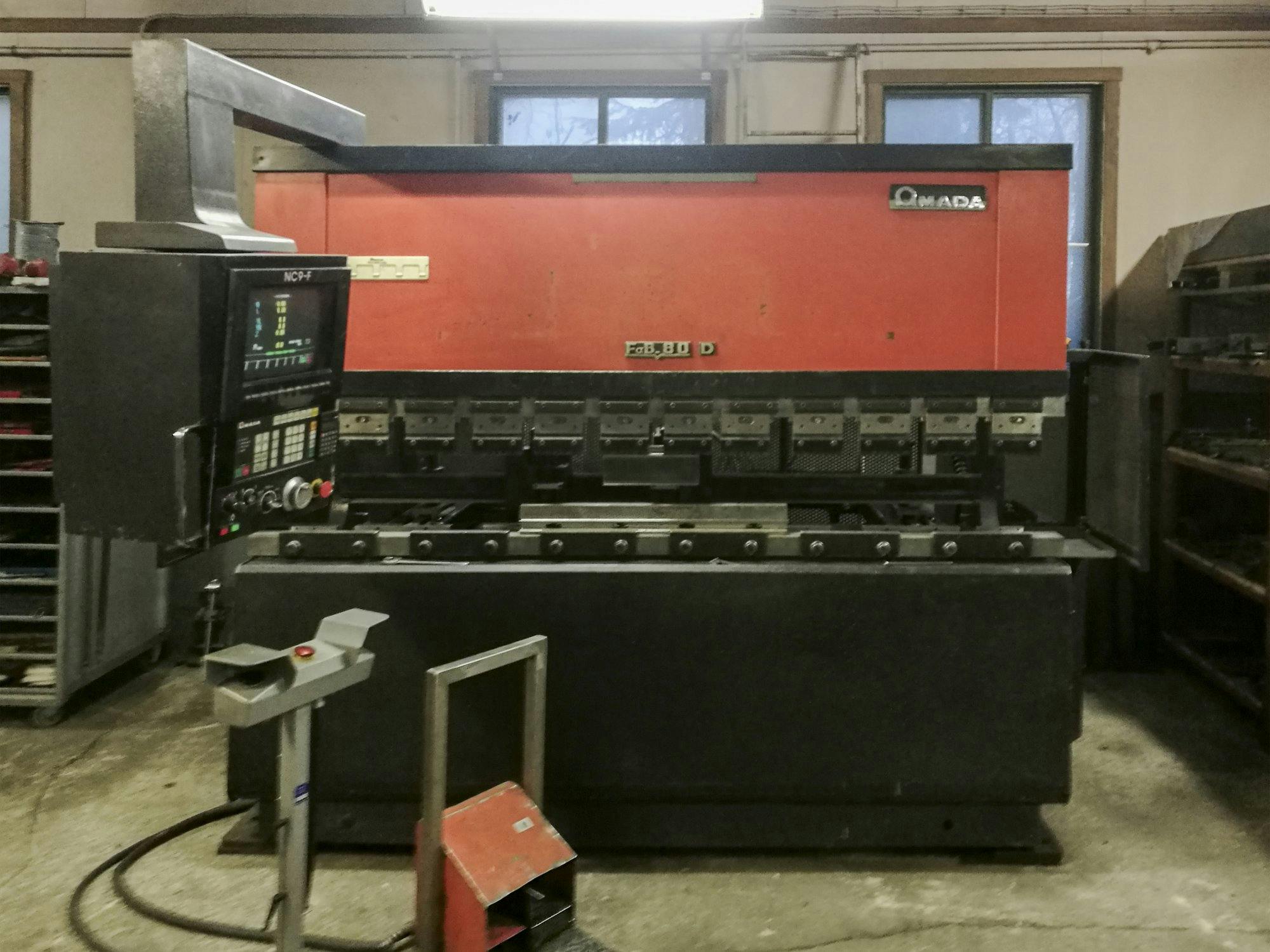 A AMADA FBD-8025F  gép elölnézete