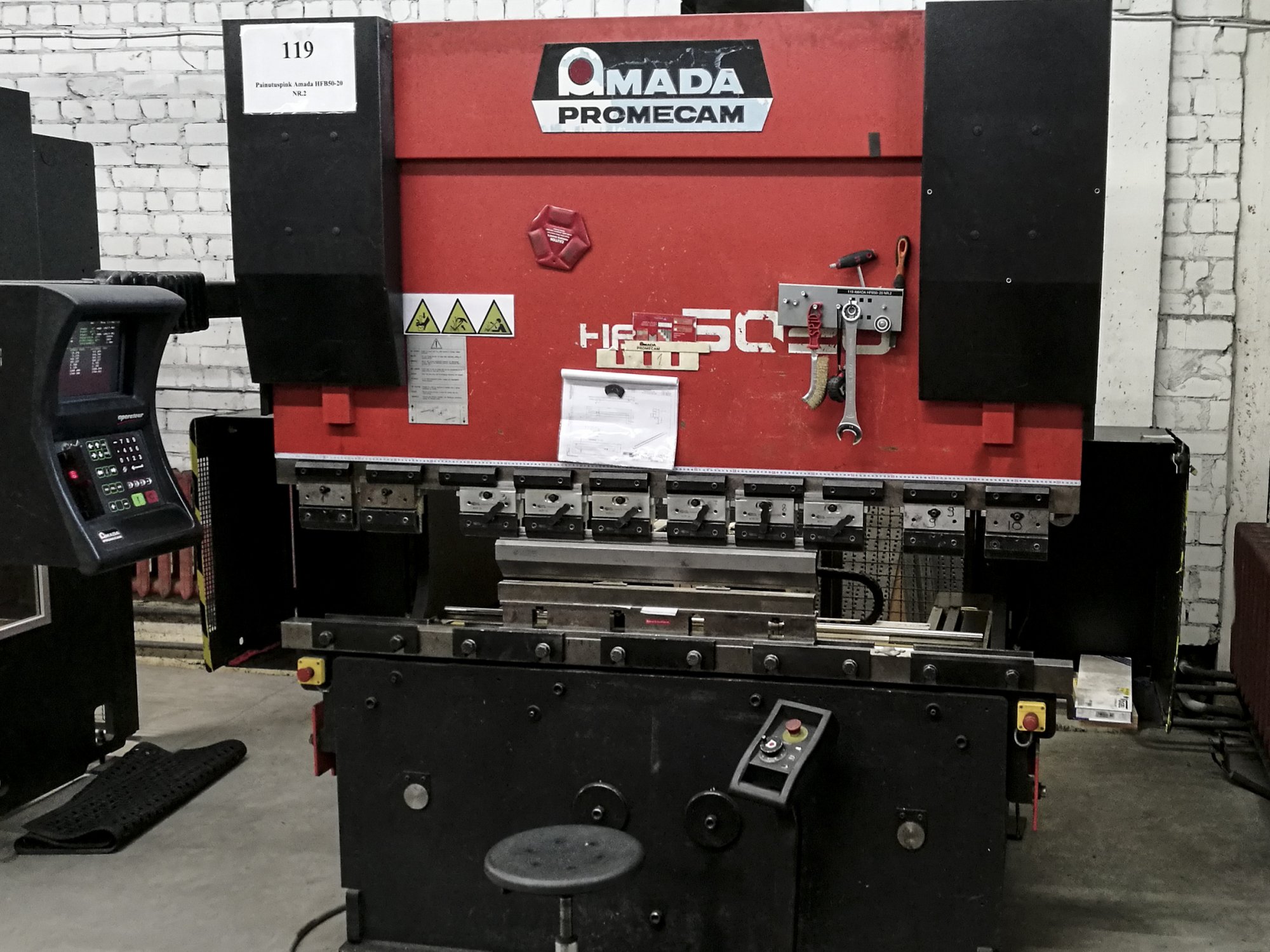 A AMADA HFB0 50-20  gép elölnézete