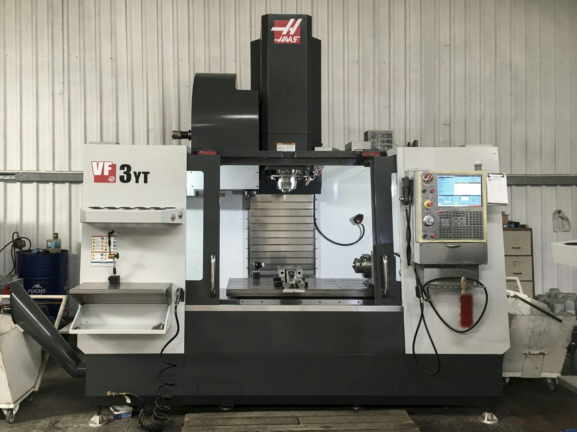 A HAAS VF-3YT/50  gép elölnézete