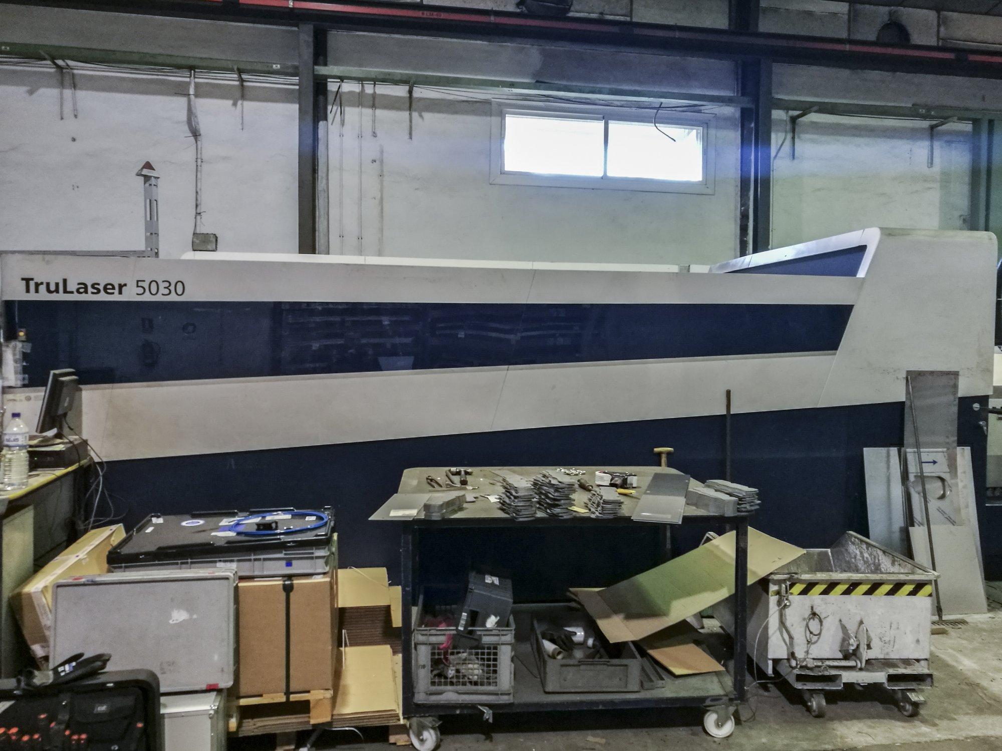 A Trumpf TruLaser 5030 fiber  gép jobb oldali nézete